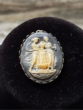 Vintage Mid-Century Classical Two Graces Resin Cameo Brooch / Pendant